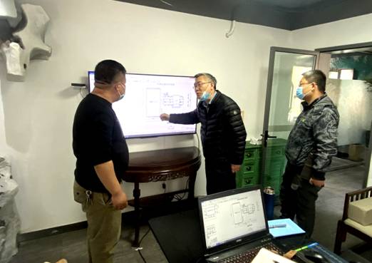 刘贺明副教授（左一）为衡水市气象局领导进行方案汇报